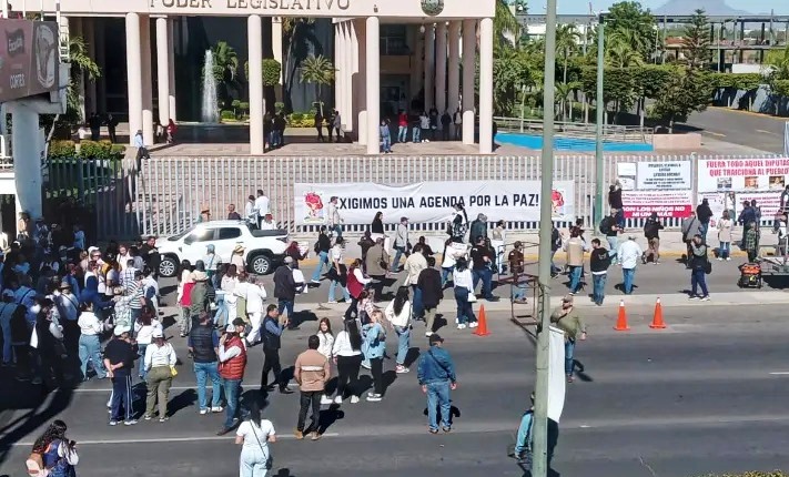 PROTESTAN FRENTE AL CONGRESO