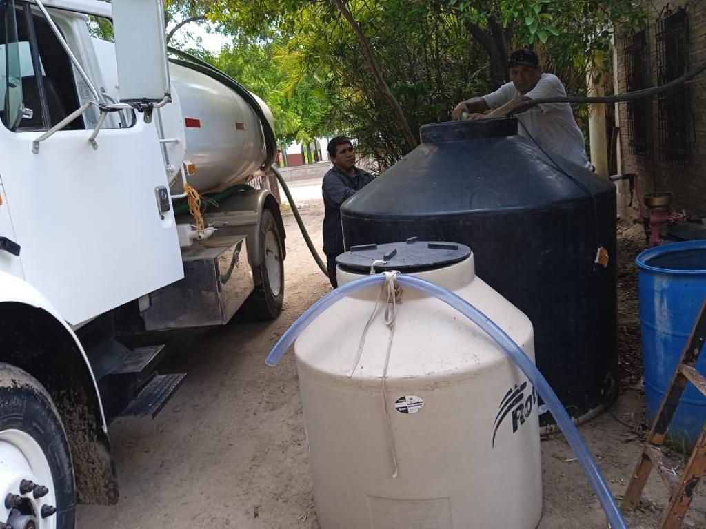 Agua en pipas a comunidades afectadas por la sequía