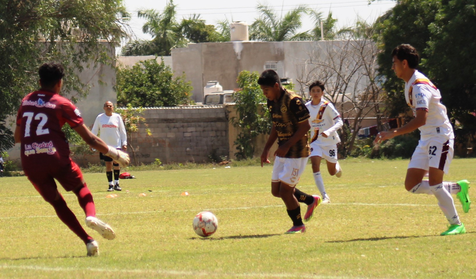 FRENTE AL PORTERO