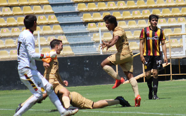 Ruiz e Irving festejan gol